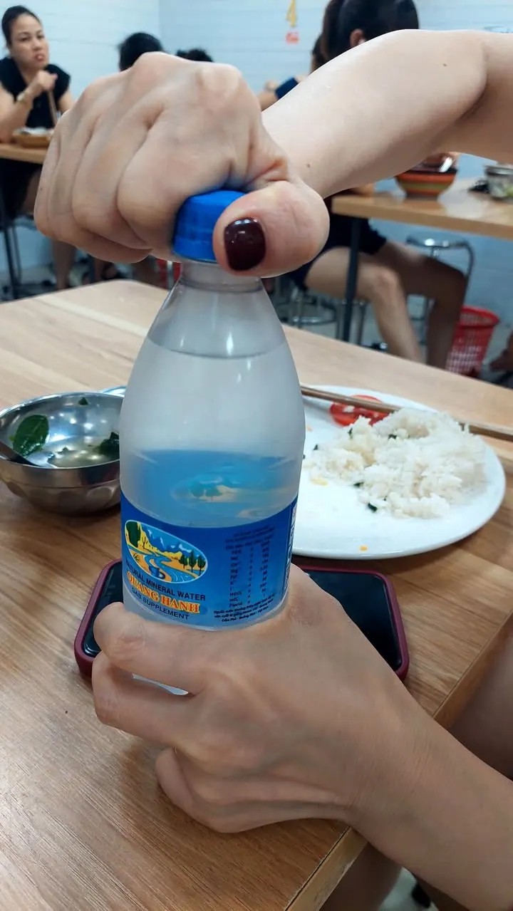 Móa! Tập gym 2 năm rồi mà không mở được cái nắp chai. Cay thiệt chứ! – ảnh 1