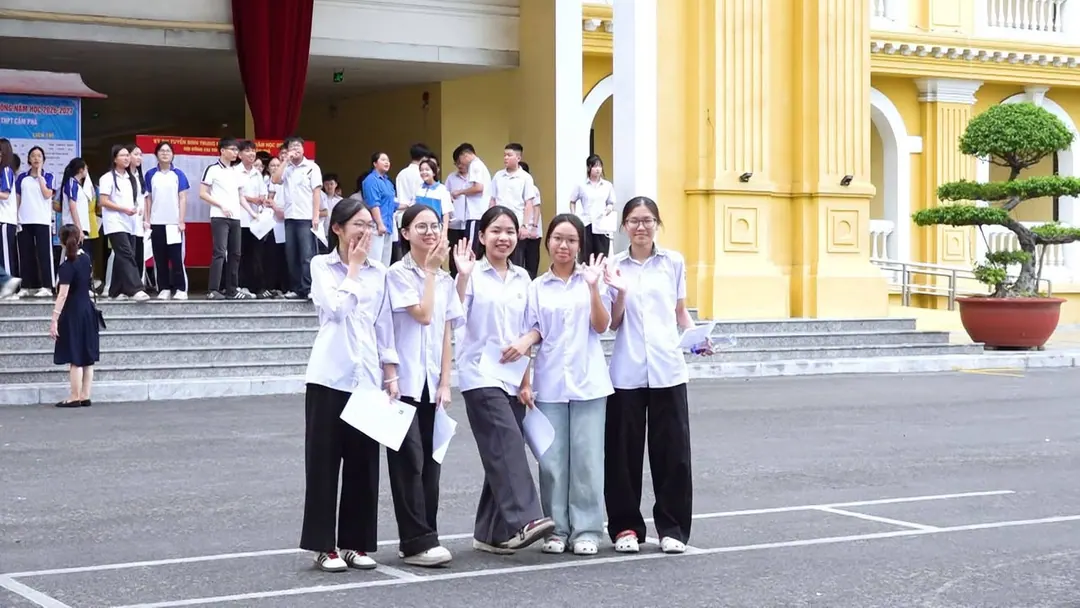 Sáng nay, thị trường xôi gấc + chè đỗ cháy hàng nên trông mấy " Bé Mèo " tự tin lắm – ảnh 2