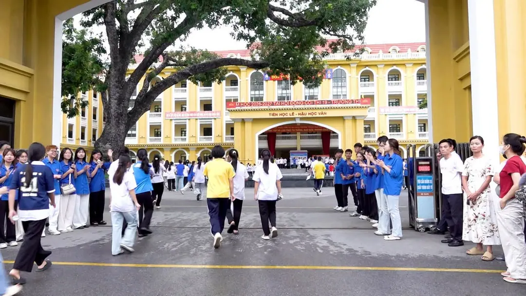 Sáng nay, thị trường xôi gấc + chè đỗ cháy hàng nên trông mấy " Bé Mèo " tự tin lắm – ảnh 3