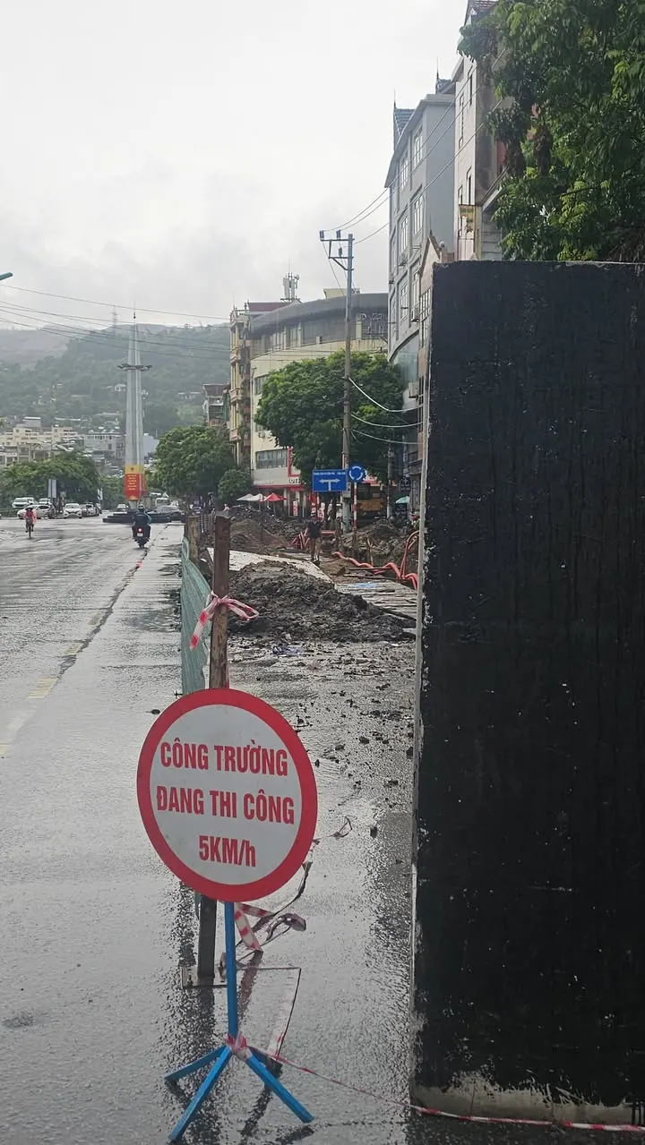 Toàn công trình lớn đang thi công, chờ vài bữa nữa anh chấp tất cả các loại mưa – ảnh 1